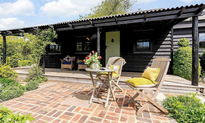 Abbess Roding Cottage | Romantic Retreat with Lake View in Beautiful Kent