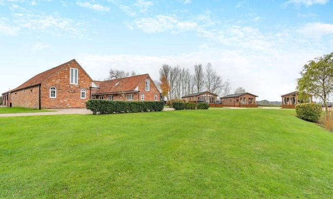 Aubourn Ski Chalet | Cozy 2 Bedroom Stay in Swinethorpe, Near Lincoln