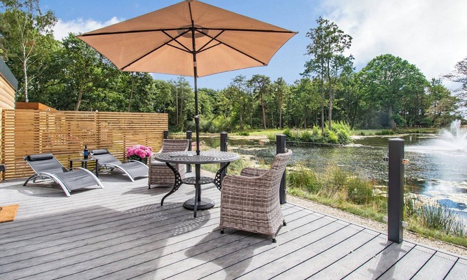 Storwood Ski Chalet | Cozy 1 Bedroom Retreat in Aughton with Pool and Spa