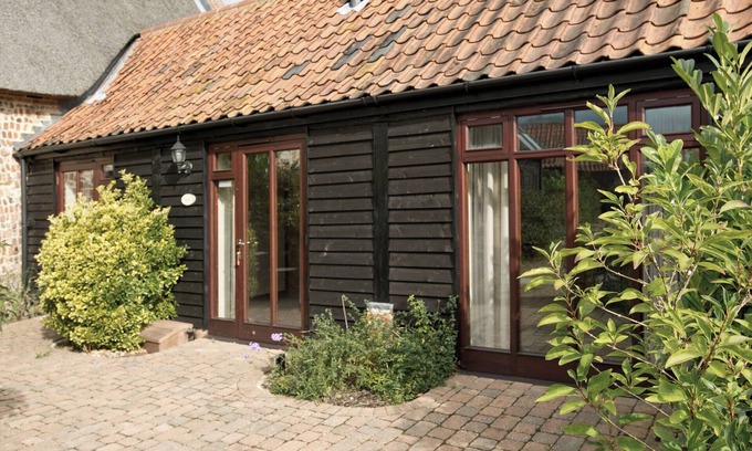 Potter Heigham House | Cozy 1-Bedroom Retreat in Catfield with Lake Views