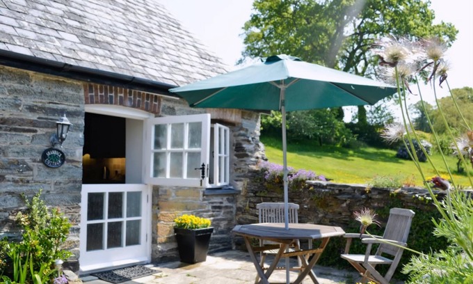 Cenarth Cottage | Cozy 1 Bedroom Retreat in Scenic Cenarth with Breakfast