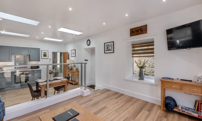 Consett Cottage | Cozy 1 Bedroom Retreat in Consett with Spa & Hot Tub