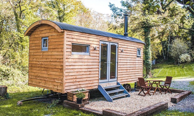 Devizes Cottage | Serene Shepherd’s Hut in 3-Acre Garden with Kitchen & Breakfast
