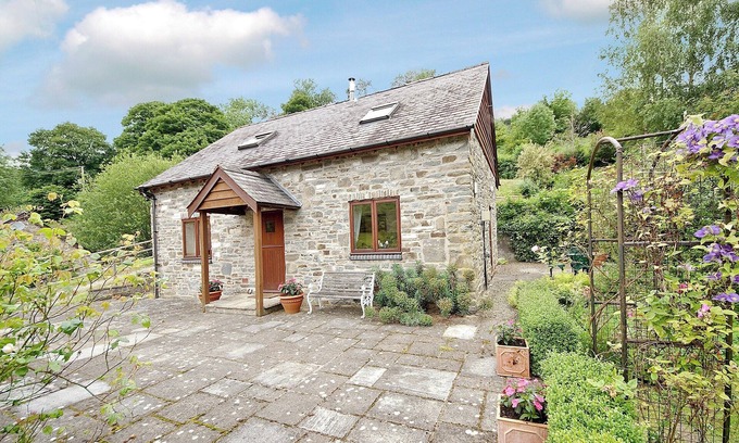 Knighton Cottage | Explore Nearby Offa’s Dyke and Historic Towns Awaiting You