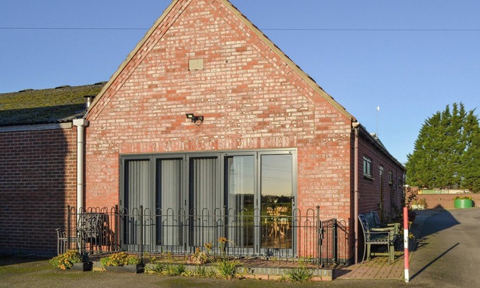 Lincoln Cottage | Relaxing Holiday Retreat Near Lincoln with Pool & Lake View