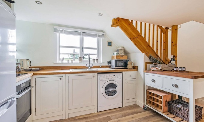 Forest of Dean Cottage | Cozy 1 Bedroom Retreat in Longdon with Lake View & Breakfast