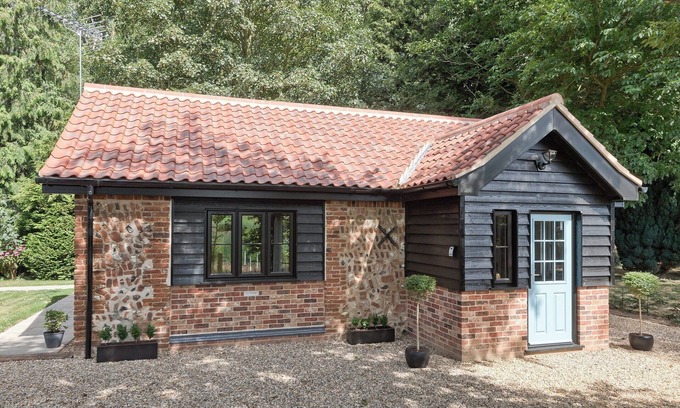 Brampton Cottage | Unforgettable 1 Bedroom Retreat in Oxnead, Near Norwich