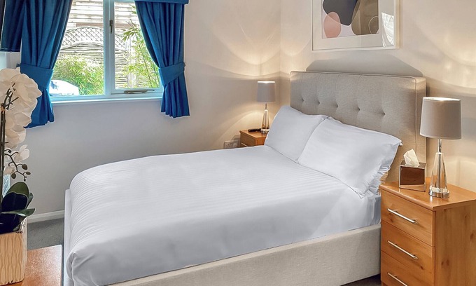 Brundall Cottage | Family-Friendly Kingfisher Cottage with Lake View & Spa