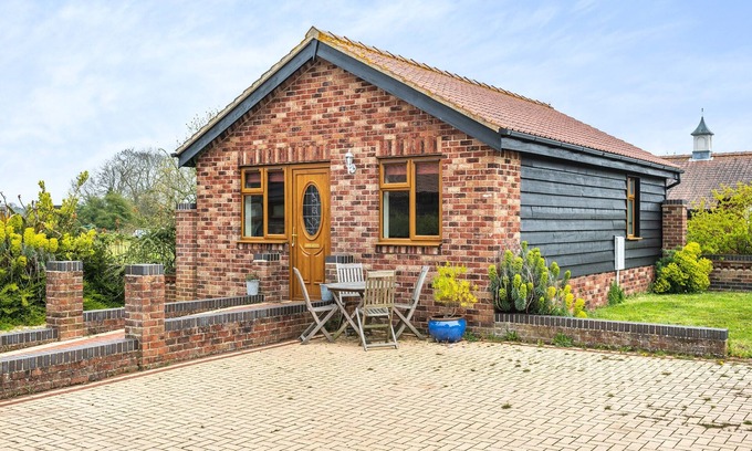 Brightlingsea Cottage | Cozy 1 Bedroom Retreat in St Osyth with Ocean View