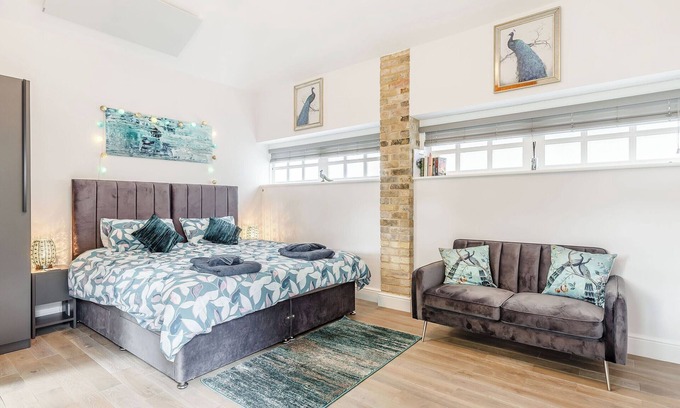 Pattiswick Cottage | Indulge in a Romantic Getaway with Private Hot Tub