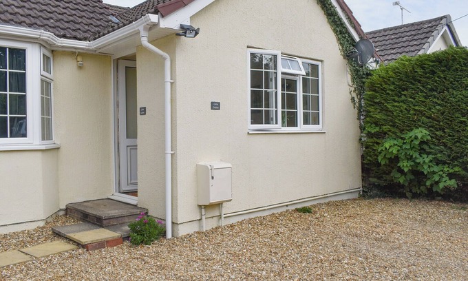 Verwood Cottage | Delightful 1 Bedroom Stay in Verwood with Breakfast Included