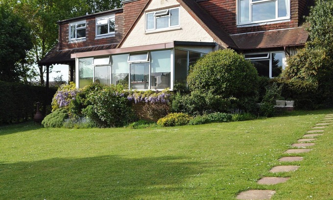 Findon Cottage | Cozy 1 Bedroom Retreat in Findon with Ocean Views