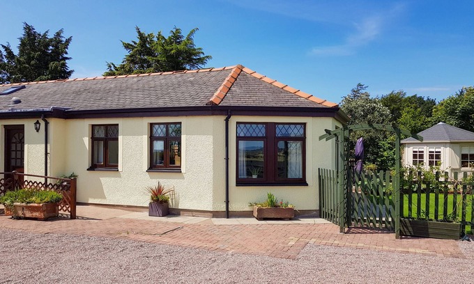 Annan Cottage | Beautiful 1 Bedroom Getaway in Annan with Ocean Views