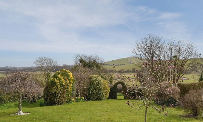 Brading Cottage | Pet-Friendly 1 Bedroom Getaway with Ocean View in Brading