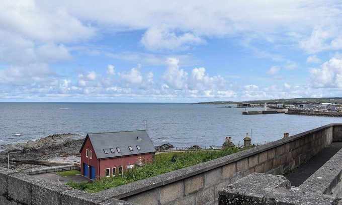 Buckie Cottage | Oceanfront 1 Bedroom Retreat in Buckie with Breakfast