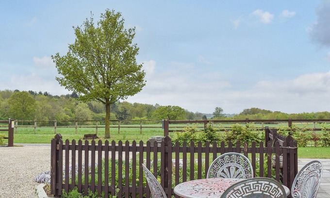 Bures Cottage | Cozy 1 Bedroom Stay in Bures with Lake View & Kitchen