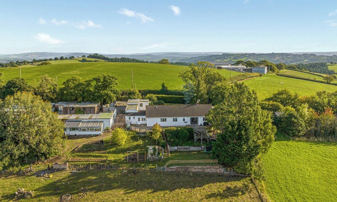 Exeter Cottage | Ideal Base at High Meadow for Exploring Devon and Exeter