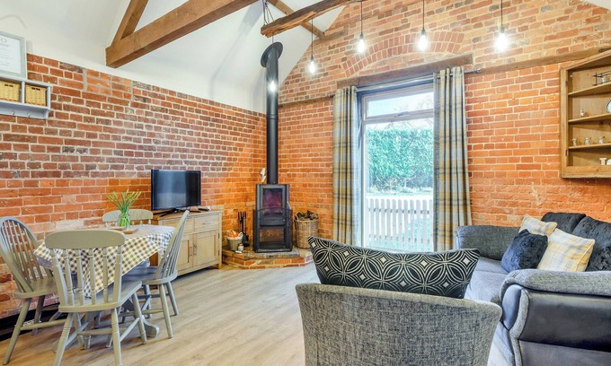 Foxley Cottage | Cozy 1 Bedroom Retreat in Foulsham with Hot Tub