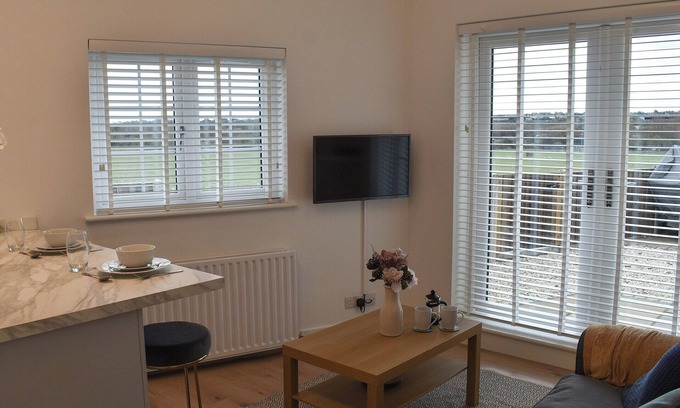 Darenth Cottage | Cozy 1 Bedroom Retreat with Lake View in Hawley