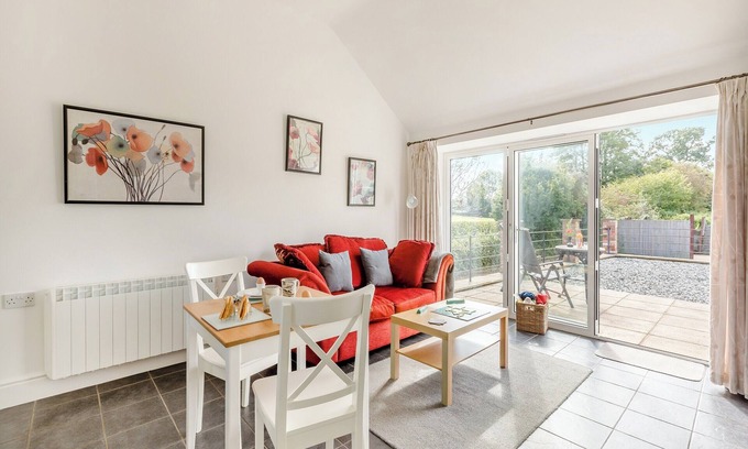 Crewkerne Cottage | Cozy 1 Bedroom Accommodation in Hewish with Breakfast