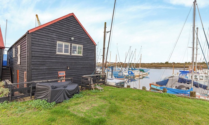 Heybridge Cottage | Cozy 1 Bedroom Retreat with Ocean View in Maldon