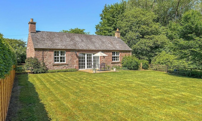 Kirriemuir Cottage | Exceptional 1 Bedroom Retreat in Scenic Meigle