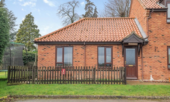 Norwich Cottage | Cozy 1 Bedroom Getaway in Horsford, Near Norwich