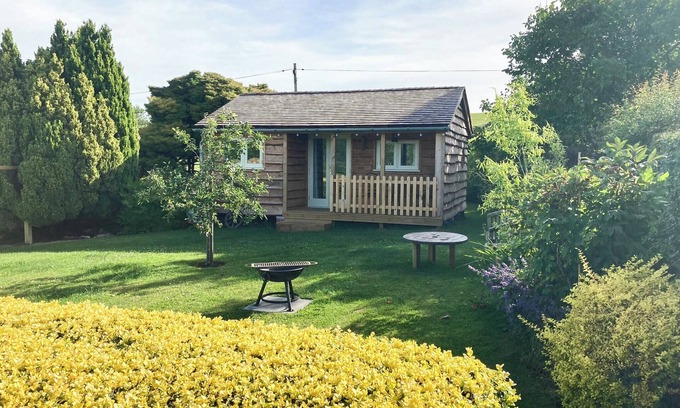 Dulcote Cottage | Quirky Lodge with Modern Features and Scenic Views