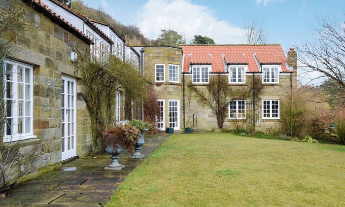 Whitby Cottage | Tranquil Retreat Near Robin Hood’s Bay with Ocean View