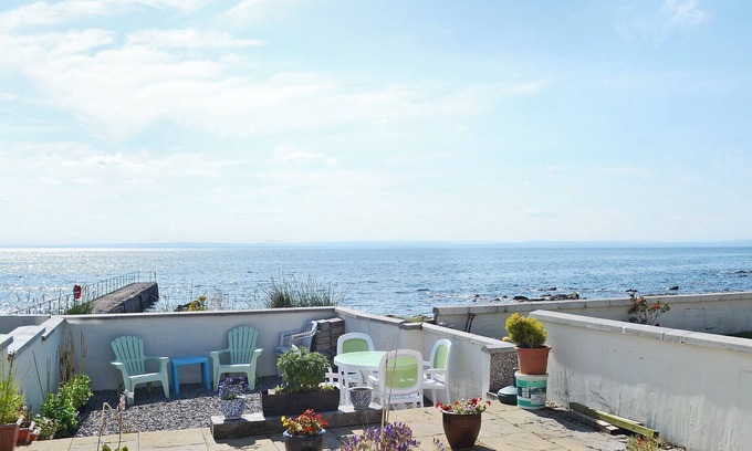 Hilton of Cadboll Cottage | Cozy 1 Bedroom Stay in Hilton with Scenic Ocean Views