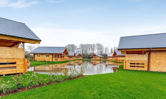 York Ski Chalet | Cozy 2 Bedroom Accommodation in York with Hot Tub & Kitchen
