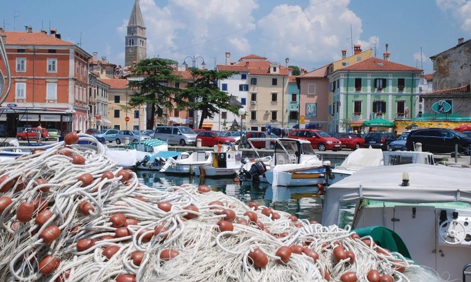 Izola Apartment | Cozy 1 Bedroom Retreat in Scenic Izola with Ocean Views