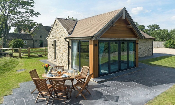 Frome Cottage | Cozy 1 Bedroom Retreat in Berkley, Steps from Frome