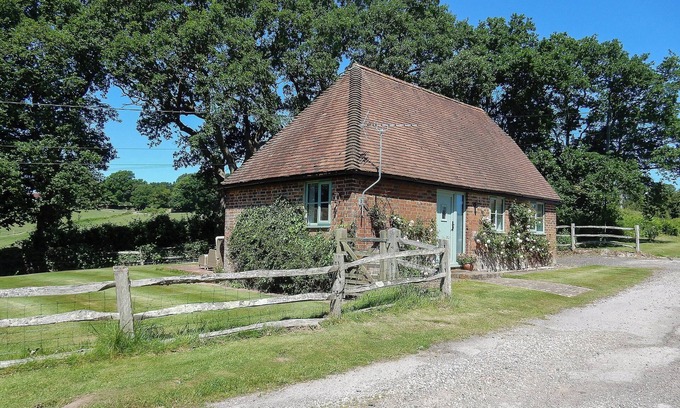 Rye Cottage | Exceptional 1 Bedroom Stay in Brede with Lake Views