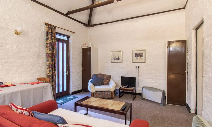 Acomb Cottage | Cozy 1 Bedroom Stay in York with Breakfast & Kitchen