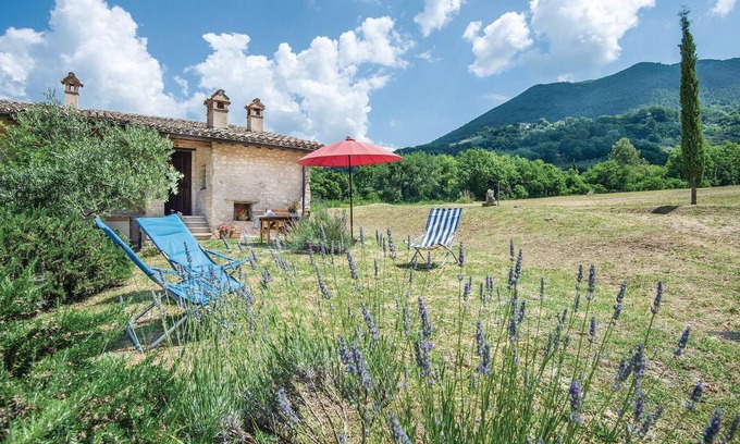Bazzano Inferiore House | Cozy 1 Bedroom Getaway in Spoleto PG with Pet-Friendly Perks