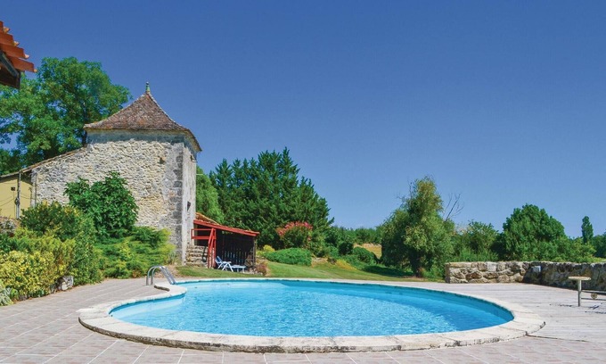 Eymet House | Cozy 1 Bedroom Stay in Eymet with Pool and Spa Access