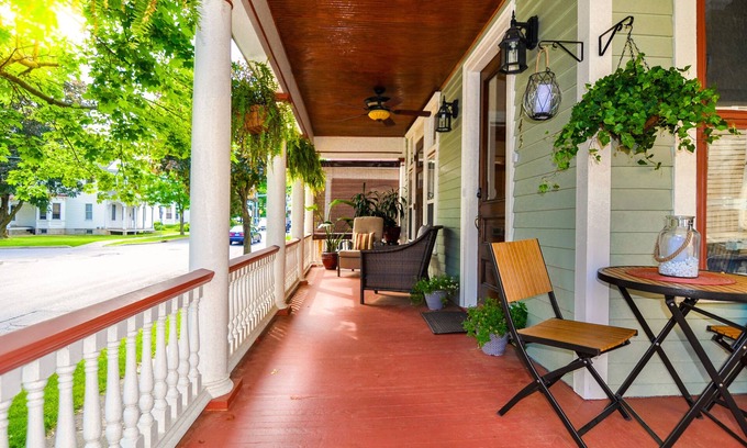 Saratoga Springs Apartment | Cozy 1 Bedroom Apartment in Downtown Victorian Style
