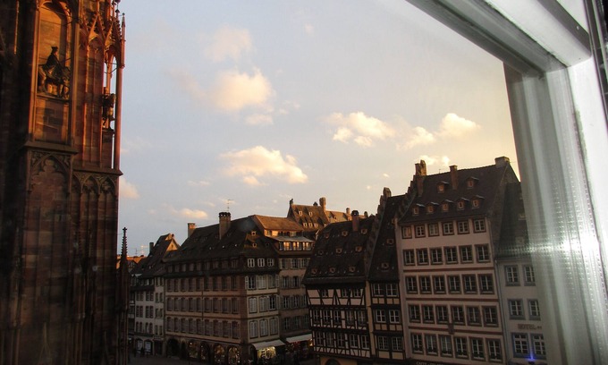 Historic Center Apartment | Modern 1 Bedroom Apartment Near Place de la Cathédrale