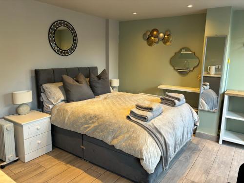 Ferndown Apartment | Pet-Friendly 1 Bedroom Apartment with Breakfast Included