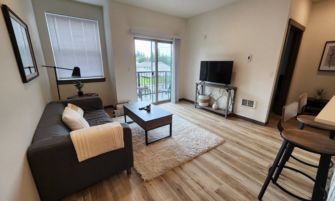 South Hill Apartment | Exceptional 1-Bedroom Apartment with Free Parking & Amenities