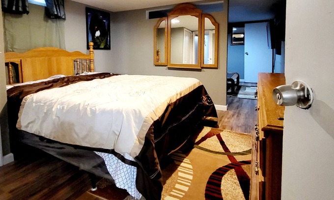 Behind the Rocks Apartment | 1 Bedroom Apt Hartford - Southwest Corner.