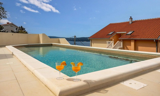 Klanfari House | Cozy Cottage Retreat with Pool Access by the Sea