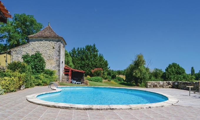 Eymet House | Cozy 1 Bedroom Retreat in Eymet with Pool and Breakfast