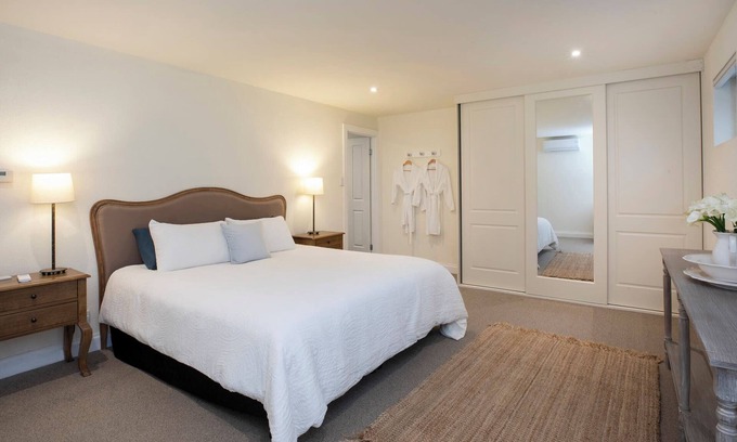 Stirling Bed & Breakfast | Premier 1 Bedroom Balcony Apartment with Pool Access