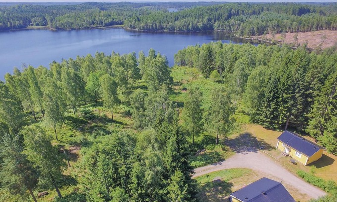 Fegen House | Cozy 1 Bedroom Getaway in Fegen with Lake View & Spa