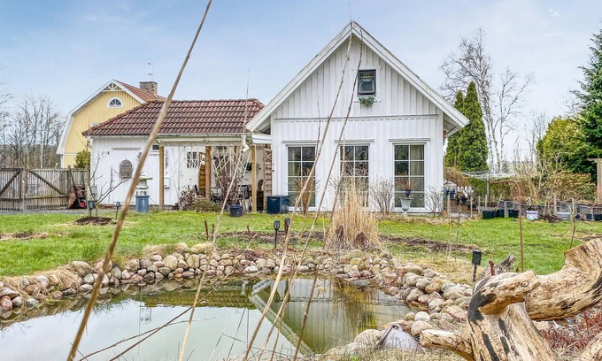 Skene House | Nature-Embraced Cottage with Lake Views and Family Amenities