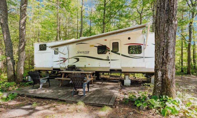 Carling House | 1-bedroom Camper Trailer Cottage #3