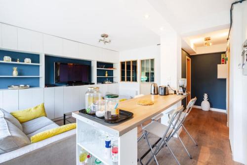 Saint - Michel Apartment | Comfortable 1 Bedroom with WiFi Near St Michel Station