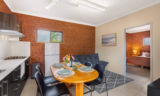 Robertson House | Cozy 1 Bedroom Unit for 3 Near Mall & Bus Access